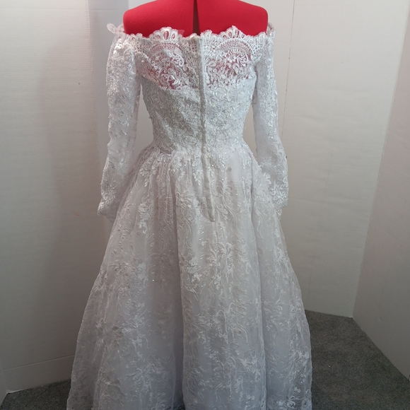 Elegant White Lace Off-Shoulder Dress - Picture 4 of 10